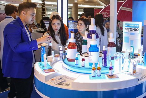 Pengunjung mencoba produk kecantikan pada Pameran Beautyfest Asia Jakarta 2025 di Mall Kota Kasablanka, Jakarta, Sabtu (7/6/2025).