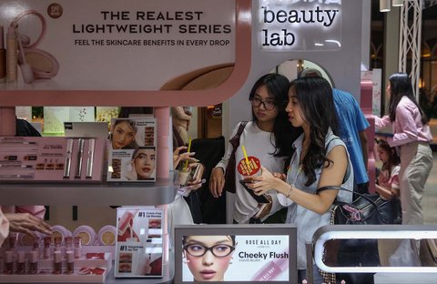 Pengunjung mencoba produk kecantikan pada Pameran Beautyfest Asia Jakarta 2025 di Mall Kota Kasablanka, Jakarta, Sabtu (7/6/2025).