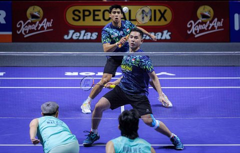 Pebulu tangkis ganda putra Indonesia Reza Pahlevi Isfahani/ Sabar Karyaman Gutama saat  mengalahkan ganda putra Malaysia Man Wei Chong/Tee Kai Wun