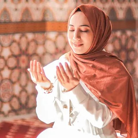 Ilustrasi Islami, muslimah, berdoa. (Foto oleh SERHAT TU: https://www.pexels.com/id-id/foto/wanita-perempuan-kaum-wanita-muda-20558485/)
