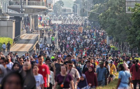 Ribuan warga memadati arena car free day (CFD) untuk berolahraga di sepanjang Jalan Sudirman dan Thamrin, Jakarta, Minggu, (08/06/2025).
