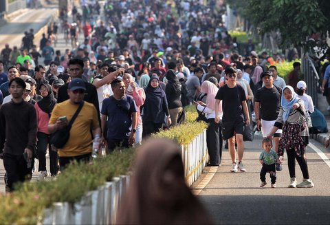 Ribuan warga memadati arena car free day (CFD) untuk berolahraga di sepanjang Jalan Sudirman dan Thamrin, Jakarta, Minggu, (08/06/2025).