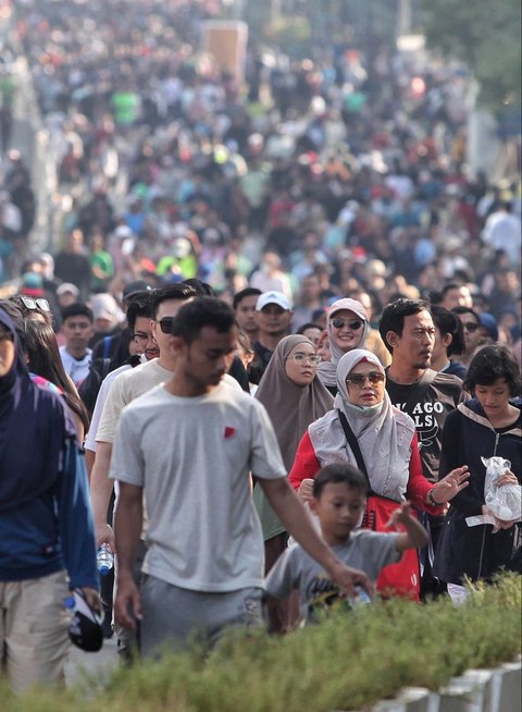 Ribuan warga memadati arena car free day (CFD) untuk berolahraga di sepanjang Jalan Sudirman dan Thamrin, Jakarta, Minggu, (08/06/2025).