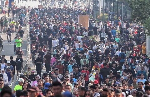 Ribuan warga memadati arena car free day (CFD) untuk berolahraga di sepanjang Jalan Sudirman dan Thamrin, Jakarta, Minggu, (08/06/2025).