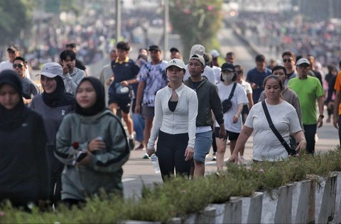 Ribuan warga memadati arena car free day (CFD) untuk berolahraga di sepanjang Jalan Sudirman dan Thamrin, Jakarta, Minggu, (08/06/2025).