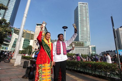 Abang None Jakarta  melakukan tarian Lenggang Jakarta saat sosialisasi pemilihan Abang None Jakarta 2025 di Bundaran HI, Jakarta, Minggu (08/06/2025)