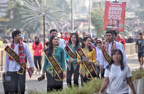 Abang None Jakarta  melakukan tarian Lenggang Jakarta saat sosialisasi pemilihan Abang None Jakarta 2025 di Bundaran HI, Jakarta, Minggu (08/06/2025)