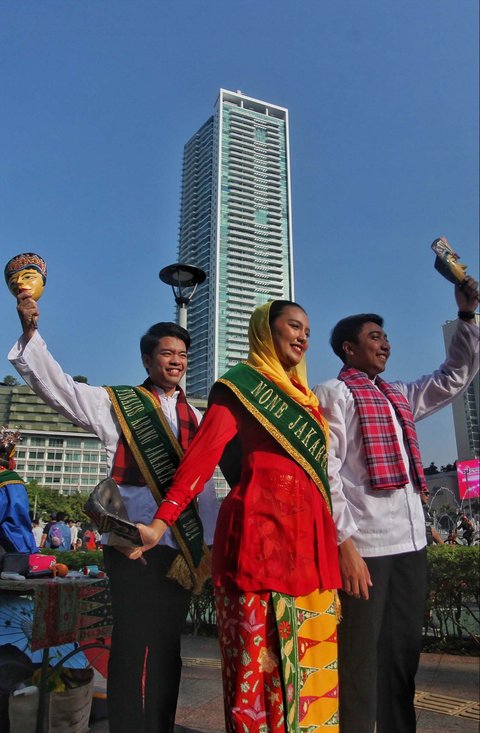 Abang None Jakarta  melakukan tarian Lenggang Jakarta saat sosialisasi pemilihan Abang None Jakarta 2025 di Bundaran HI, Jakarta, Minggu (08/06/2025)