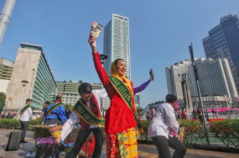 Abang None Jakarta  melakukan tarian Lenggang Jakarta saat sosialisasi pemilihan Abang None Jakarta 2025 di Bundaran HI, Jakarta, Minggu (08/06/2025)