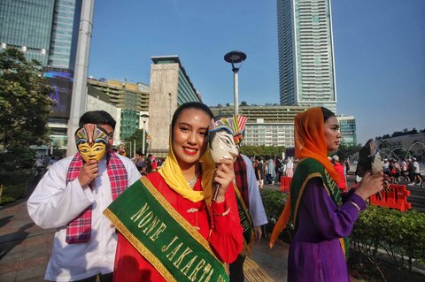 Abang None Jakarta  melakukan tarian Lenggang Jakarta saat sosialisasi pemilihan Abang None Jakarta 2025 di Bundaran HI, Jakarta, Minggu (08/06/2025)