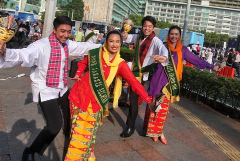 Abang None Jakarta  melakukan tarian Lenggang Jakarta saat sosialisasi pemilihan Abang None Jakarta 2025 di Bundaran HI, Jakarta, Minggu (08/06/2025)