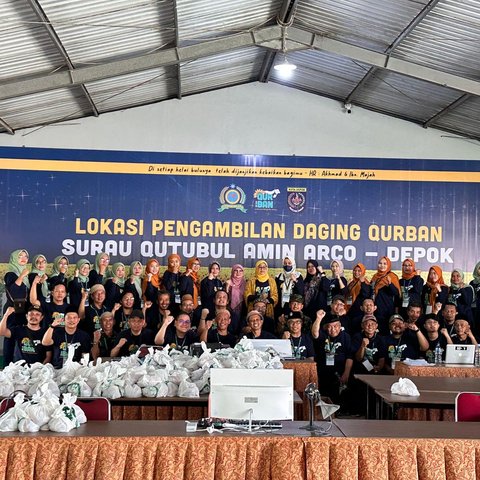 Usai pemotongan sapi kurban Presiden Prabowo, Ibunda Dra Hj Erlina (jilbab kuning) bersama jamaah SQA siap  membagikan daging ke masyarakat.