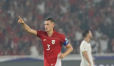 Ekspresi kapten Timnas Indonesia, Jay Noah Idzes, saat laga melawan China dalam laga Kualifikasi Piala Dunia 2026 zona Asia di Stadion Utama Gelora Bung Karno (SUGBK) Senayan, Jakarta, Kam