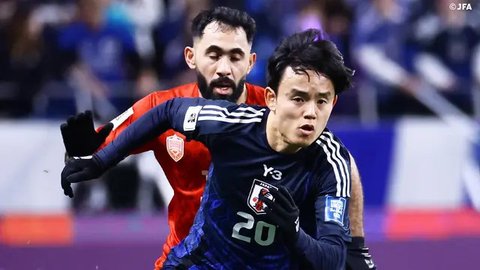 Pelatih Timnas Jepang, Hajime Moriyasu, berdiri saat menyanyikan lagu kebangsaan mereka sebelum dimulainya pertandingan kualifikasi Piala Dunia antara Jepang dan Bahrain di Stadion Saitama