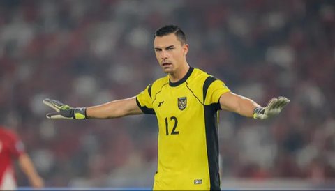 Ekspresi kiper Timnas Indonesia, Emil Audero, saat laga melawan China dalam laga Kualifikasi Piala Dunia 2026 zona Asia di Stadion Utama Gelora Bung Karno (SUGBK) Senayan, Jakarta, Kamis (