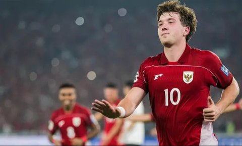 Pemain Timnas Indonesia, Ole Romeny melakukan selebrasi setelah mencetak gol ke gawang China melalui eksekusi tendangan penalti dalam laga lanjutan putaran ketiga Kualifikasi Piala Dunia 2