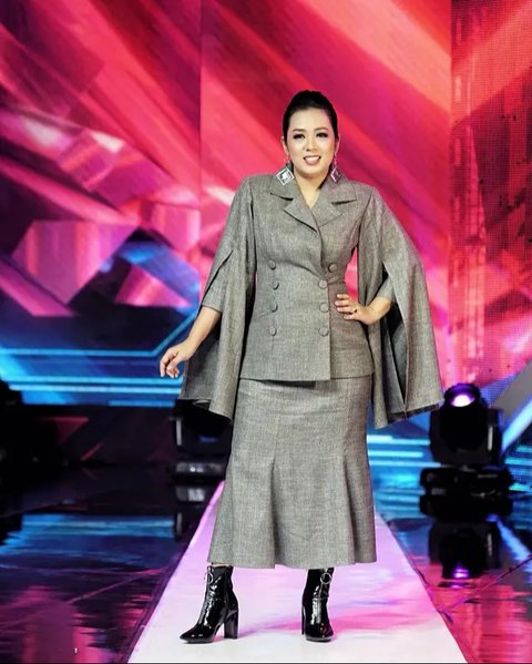 Inspirasi Blazer ala Soimah