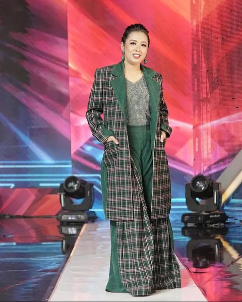 Inspirasi Blazer ala Soimah