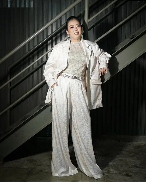 Inspirasi Blazer ala Soimah