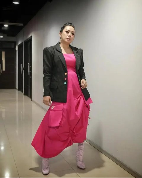 Inspirasi Blazer ala Soimah