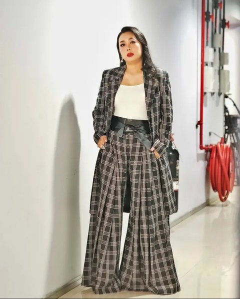 Inspirasi Blazer ala Soimah