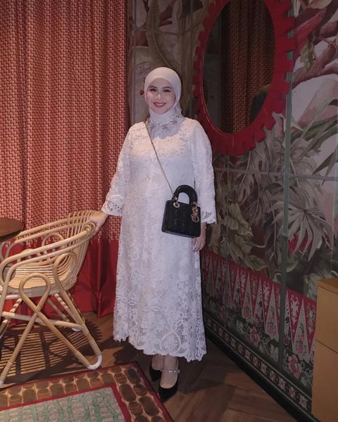7 Model Gamis dan Setelan Hijab ala Kesha Ratuliu, Gaya Menawan untuk Ibu Muda