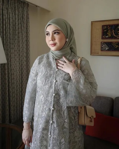7 Model Gamis dan Setelan Hijab ala Kesha Ratuliu, Gaya Menawan untuk Ibu Muda
