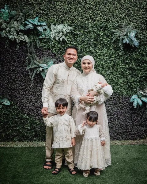 7 Model Gamis dan Setelan Hijab ala Kesha Ratuliu, Gaya Menawan untuk Ibu Muda