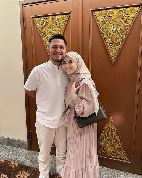 7 Model Gamis dan Setelan Hijab ala Kesha Ratuliu, Gaya Menawan untuk Ibu Muda