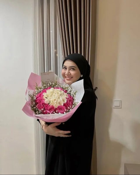 7 Model Gamis dan Setelan Hijab ala Kesha Ratuliu, Gaya Menawan untuk Ibu Muda