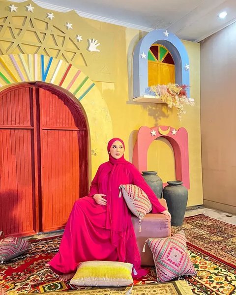 7 Model Gamis dan Setelan Hijab ala Kesha Ratuliu, Gaya Menawan untuk Ibu Muda