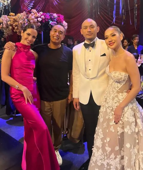 Outfit Kondangan Nia Ramadhani dengan Bahu Terbuka