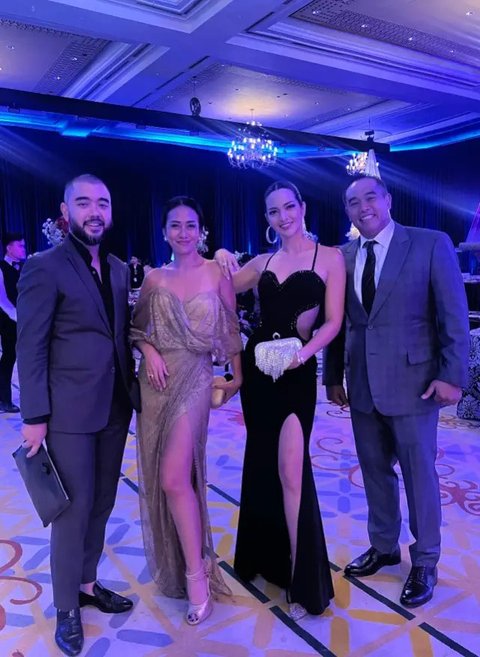 Outfit Kondangan Nia Ramadhani dengan Bahu Terbuka