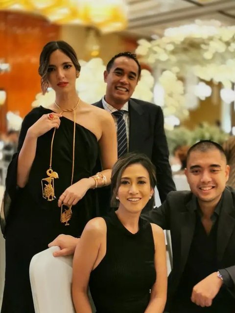 Outfit Kondangan Nia Ramadhani dengan Bahu Terbuka