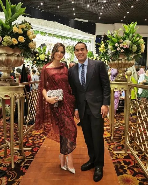 Outfit Kondangan Nia Ramadhani dengan Bahu Terbuka
