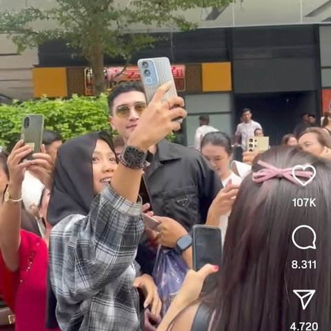 Potret Verrell Bramasta Tak Berkutik Dipeluk & Cium Cewek-cewek di Singapura, Akhirnya Dapat Pengawalan Buat Naik Taksi