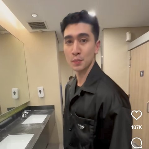 Potret Verrell Bramasta Tak Berkutik Dipeluk & Cium Cewek-cewek di Singapura, Akhirnya Dapat Pengawalan Buat Naik Taksi