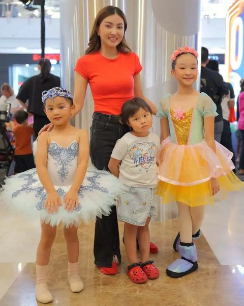 Inspirasi Outfit Antar Anak Sekolah ala Sarwendah