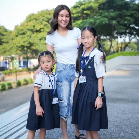 Inspirasi Outfit Antar Anak Sekolah ala Sarwendah