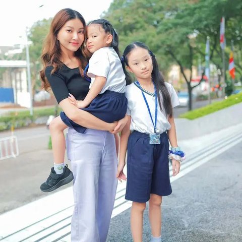 Inspirasi Outfit Antar Anak Sekolah ala Sarwendah