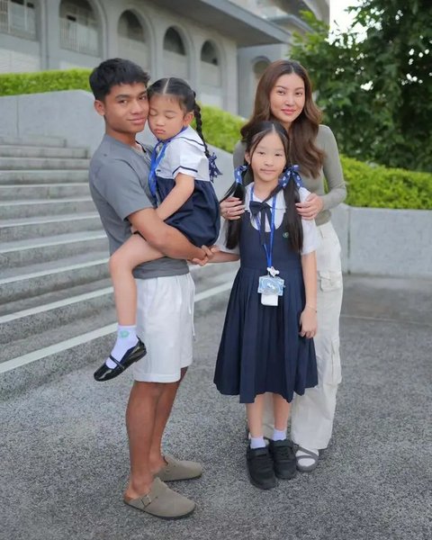 Inspirasi Outfit Antar Anak Sekolah ala Sarwendah