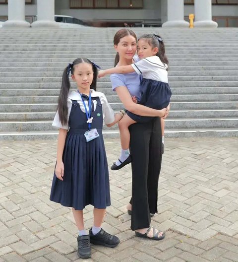 Inspirasi Outfit Antar Anak Sekolah ala Sarwendah