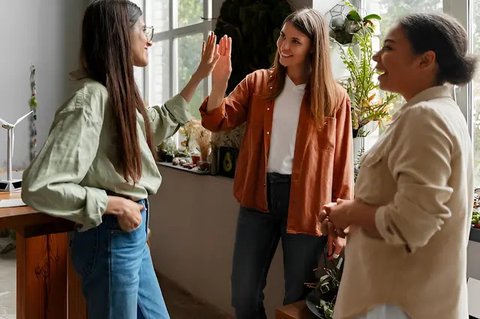 ilustrasi bercanda dengan teman/copyright freepik.com/freepik