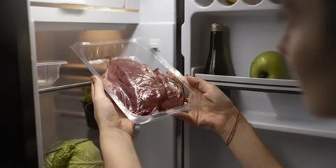 lustrasi menyimpan daging di dalam kulkas