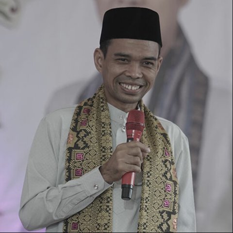 Kapolda Riau, Ustadz Abdul Somad, Rocky Gerung, dan Gubernur Riau berkolaborasi dalam penanaman pohon di Polda Riau, mengajak masyarakat untuk turut serta menjaga lingkungan.