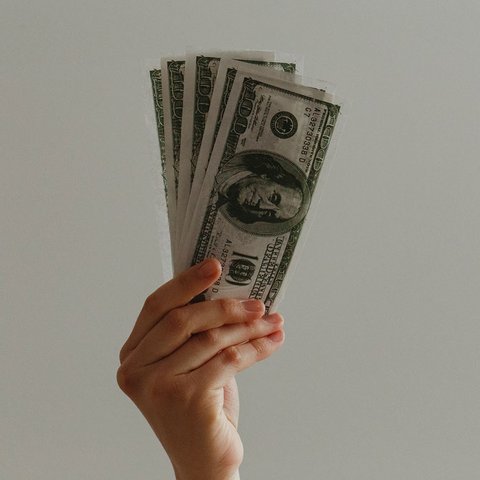 Ilustrasi uang, serakah. (Photo by Jp Valery on Unsplash)