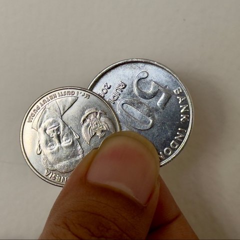 <p>Ilustrasi kerokan, uang koin, uang logam. (Bola.com/Hanif Sri Yulianto)</p>