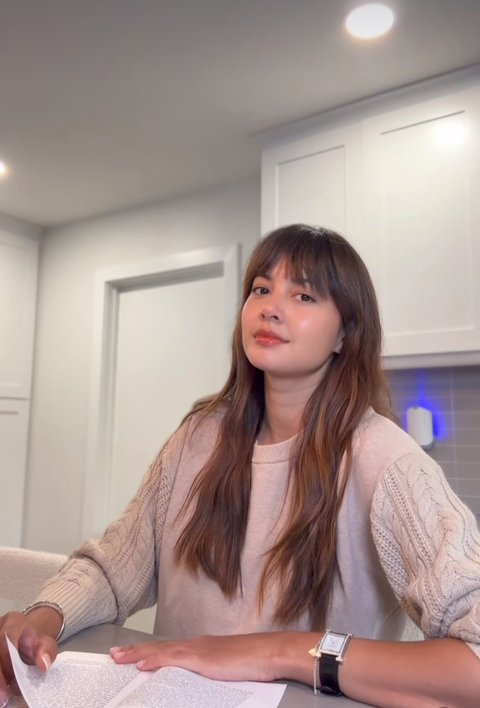 5 Potret Dapur Super Bersih Aurelie Moeremans di Amerika, Kitchen Island Luas - Semua Perabot Simpan di Lemari