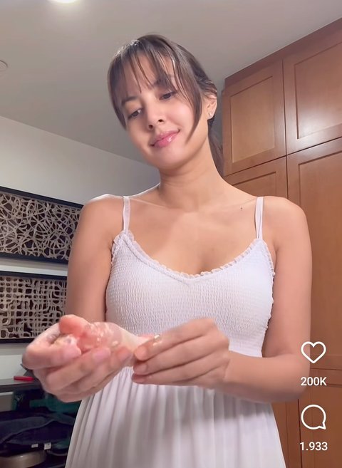 5 Potret Dapur Super Bersih Aurelie Moeremans di Amerika, Kitchen Island Luas - Semua Perabot Simpan di Lemari