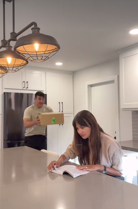 5 Potret Dapur Super Bersih Aurelie Moeremans di Amerika, Kitchen Island Luas - Semua Perabot Simpan di Lemari